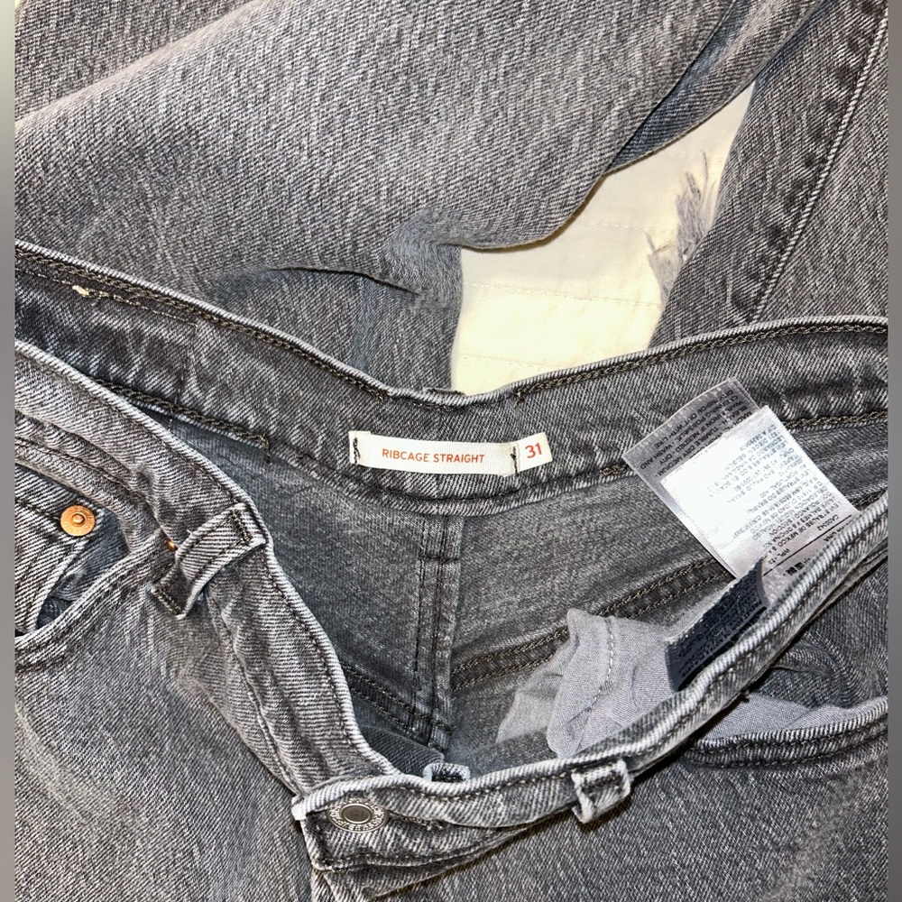 Levi’s Ribcage - Picture 3 of 3
